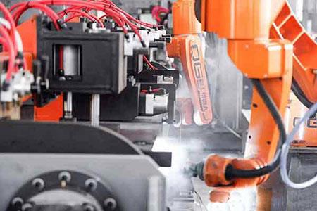 Galinio pluošto suvirinimo robotas ketina panaudoti dideliu mastu.jpg End beam welding robot is about to put into use on a large scale.jpg