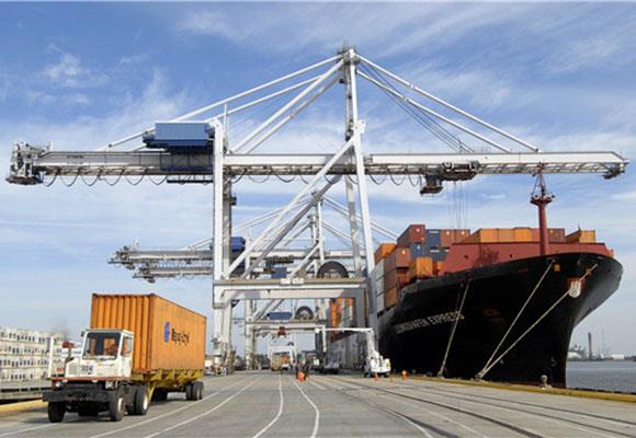 Laivas prie kranto konteinerių krano